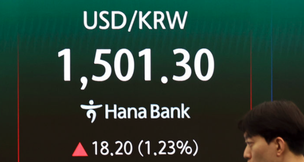 ▲ 서울 외환시장에서 원·달러 환율이 전 거래일(1483.1원)보다 17.9원 오른 1501.0원에 주간 거래를 마감한 19일 서울 중구 하나은행 딜링룸에 환율 시세가 보이고 있다. 사진=뉴시스