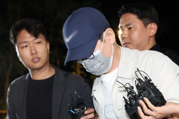 ▲ 삼부토건 주가조작 의혹 사건의 '키맨' 이기훈씨가 목포에서 체포돼 지난 11일 서울 종로구 김건희 특검팀으로 호송되어 오고 있다. 사진=뉴시스