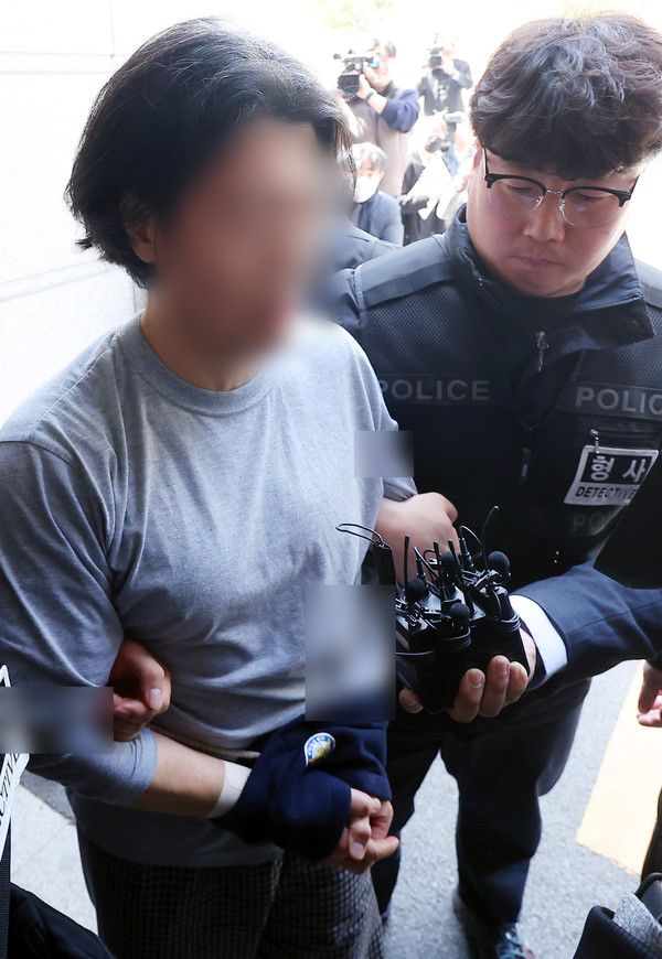 ▲ 옛 직장 동료인 항공사 기장을 살해한 혐의를 받고 있는 A(50대)씨가 구속전피의자심문(영장실질심사) 받기 위해 20일 부산 연제구 부산지방검찰청으로 들어가고 있다. 사진=뉴시스