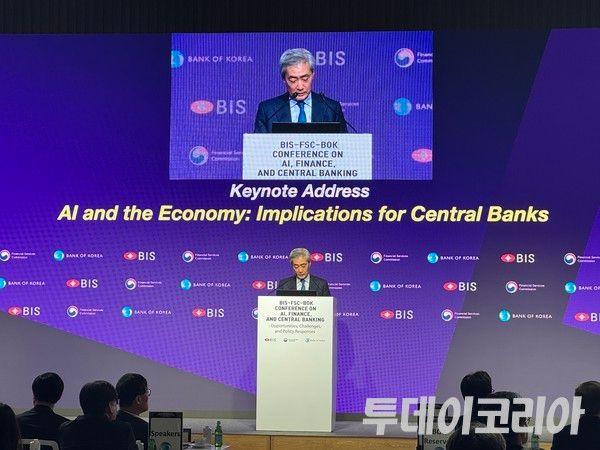 ▲ 17일 신현송 국제결제은행(BIS) 조사국장이 서울 중구 한국은행에서 BIS, 금융위원회 등이 공동으로 개최한 ‘인공지능(AI), 금융, 중앙은행 : 기회, 도전과제 및 정책적 대응’ 콘퍼런스에서 개회사를 하고 있다. 사진=투데이코리아