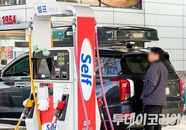 ▲ 서울 시내 한 주유소를 찾은 시민들이 주유를 하고 있다 사진=투데이코리아