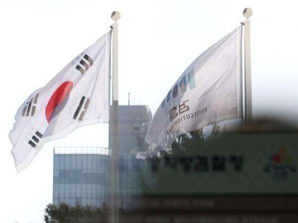 ▲ 78년 만에 검찰청을 폐지하고 10월 새로 설치되는 중대범죄수사청(중수청)과 공소청의 구체적 역할과력 구성이 12일 공개됐다. 정부는 중수청을 법률가 중심의 '수사사법관'과 비법률가인 '전문수사관'으로 이원화하는 방안을 추진한다. 중수청과 공소청은 검찰의 기존 기능인 '중대범죄 수사'와 '공소 제기·유지' 기능을 나눠 수행한다. 행정안전부와 법무부가 26일까지 입법예고를 실시한다. 사진은 12일 서울 서초구 서울중앙지방검찰청. 사진=뉴시스