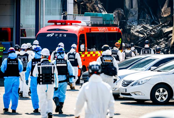 ▲ 23일 대전 대덕구 안전공업 공장 화재 현장에서 유가족 대표를 비롯한 국과수, 소방, 경찰 등 유관기관 관계자들이 합동감식을 위해 이동하고 있다. 사진=뉴시스