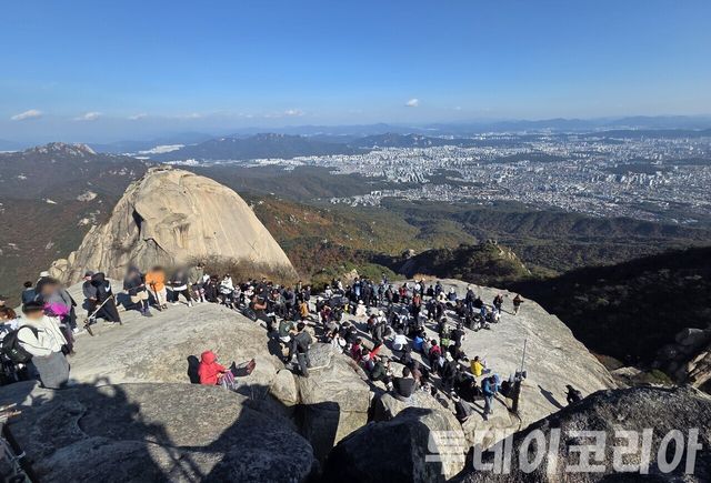 ▲ 북한산 정상 백운대에 등산객들이 모여있다. 사진=투데이코리아