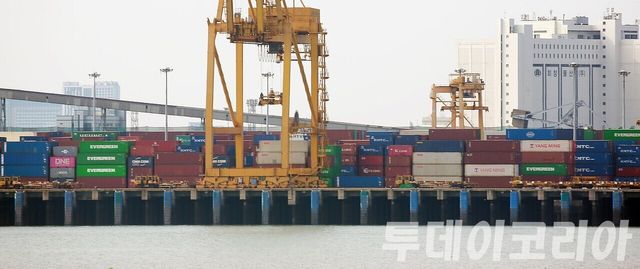 ▲ 인천 중구 부둣가에 수출 대기 중인 컨테이너가 가득 쌓여있다. 사진=투데이코리아