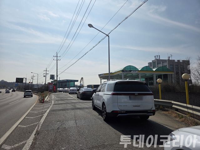 ▲ 경기도내&nbsp;비교적 저렴한 가격으로 알려진 주유소 앞에 기름을 넣기 위한 차들이 줄지어 서 있다. 사진=투데이코리아