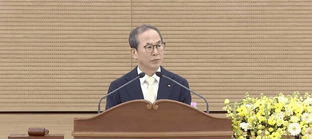 ▲ 양종희 KB금융지주 회장이 이날 진행된 제18기 주주총회에서 발언을 하고 있다. 사진=KB금융지주 유튜브 갈무리