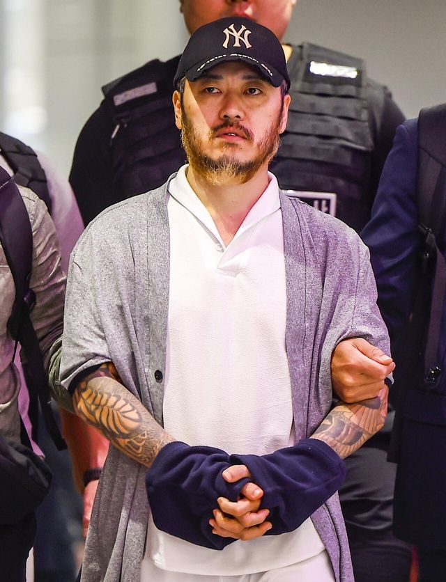 ▲ 박왕열이 25일 인천국제공항 제2터미널을 통해 송환되고 있다. 사진=뉴시스