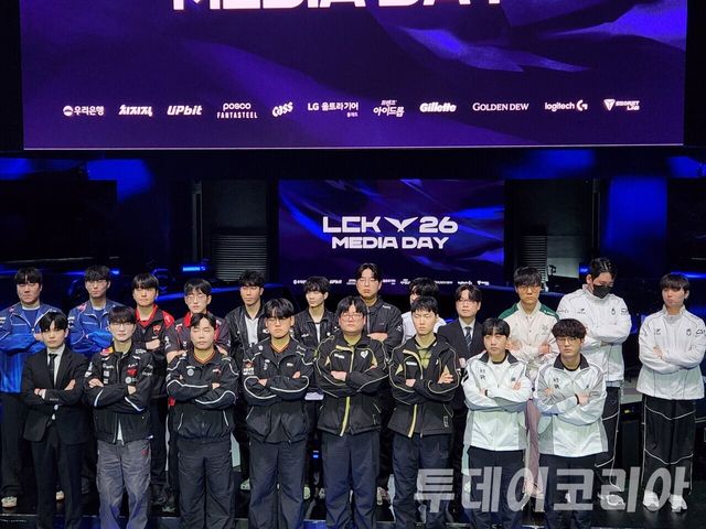 ▲ LCK 선수단과 감독들이 2026 LCK 개막 미디어데이’에서포즈를 취하고 있다. 사진=투데이코리아
