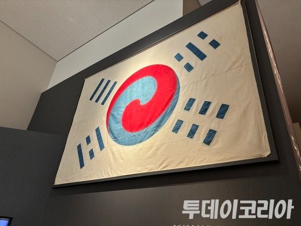 ▲ 서울 용산구 국립중앙박물관 상설전시관에서 개막한 ‘광복 80주년, 다시 찾은 얼굴들’ 전시장 한쪽 벽면에 ‘데니 태극기’가 전시돼 있다. 사진=투데이코리아