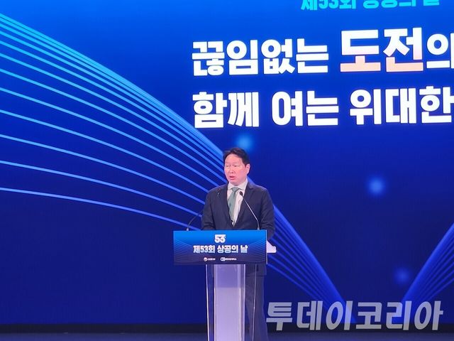 ​▲ ‘제53회 상공의 날’ 기념식에서 수상자들이 포즈를 취하고 있다. 사진=투데이코리아▲ 최태원 대한상공회의소 회장이 31일 대한상의 국제회의장에서 열린 ‘제53회 상공의 날’ 기념식에서 발언하고 있다. 사진=투데이코리아