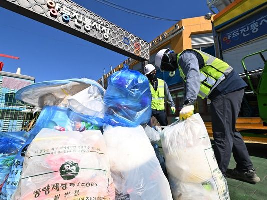 ▲ 추석 연휴를 보내고 일상이 시작된 19일 오전 광주 서구 양동시장에서 광주서구시설관리공단 청소요원들이 종량제 봉투에 담긴 쓰레기를 수거하고 있다. 사진=뉴시스