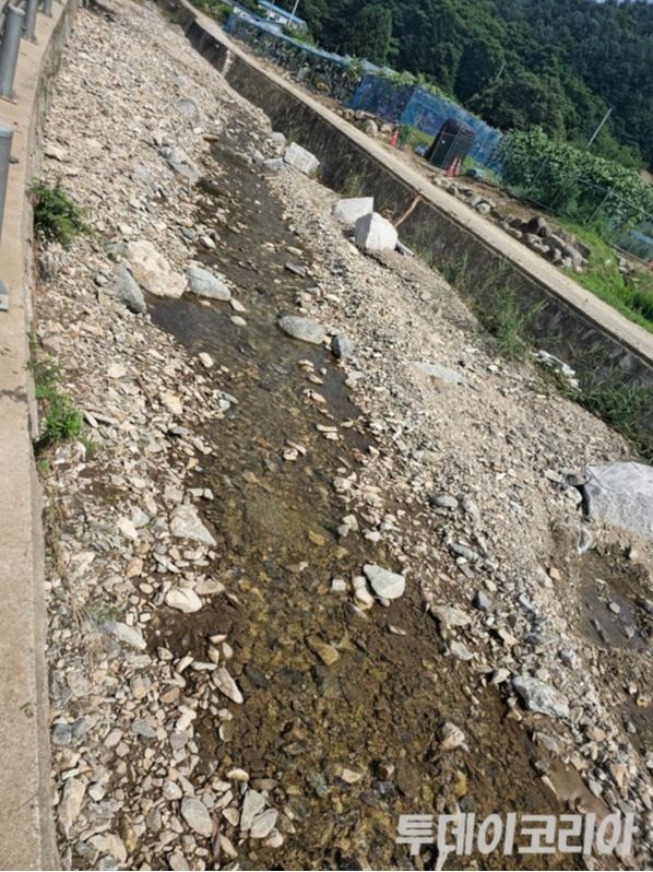 ▲ 오랜 가뭄으로 인해 계곡물이 줄어 바닥이 드러났다. 사진=투데이코리아