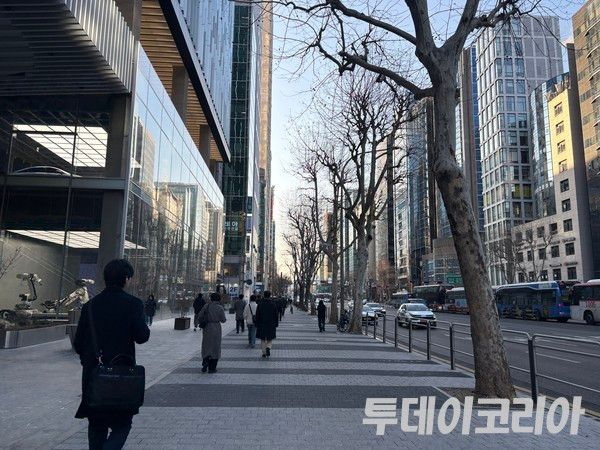 ▲ 서울 시내에서 시민들이 발걸음을 옮기고 있다. 사진=투데이코리아