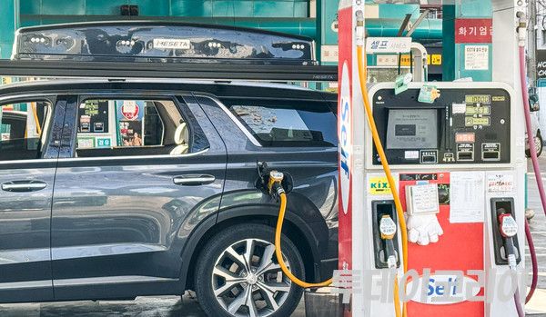 ▲ 국제 유가가 급등하는 가운데 4일 서울시내 한 주유소를 찾은 시민들이 주유를 하고 있다 사진=투데이코리아