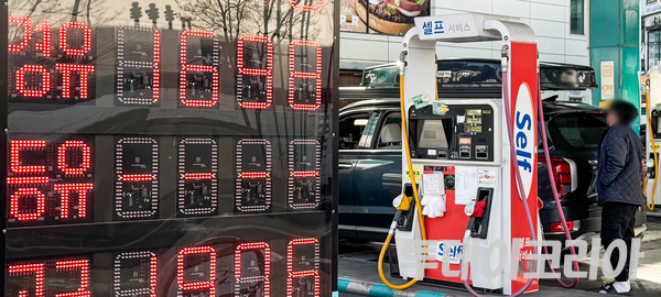 ▲ 국제 유가가 급등하는 가운데 4일 서울시내 한 주유소를 찾은 시민들이 주유를 하고 있다 사진=투데이코리아