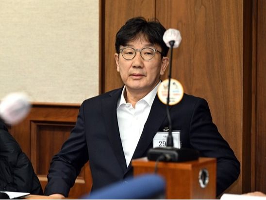 ▲ ​권성동 국민의힘 의원이 지난 11월 3일 서울 서초동 서울중앙지법에서 통일교로부터 불법 정치자금을 수수한 혐의 사건 1차 공판에 출석하고 있다. 사진=뉴시스