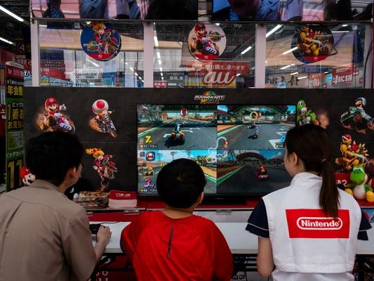 ▲ 일본 도쿄의 한 전자제품 판매점에서 어린이들과 이곳 직원이 닌텐도의 차세대 콘솔 ‘스위치2’를 체험하고 있다. 사진=AP/뉴시스