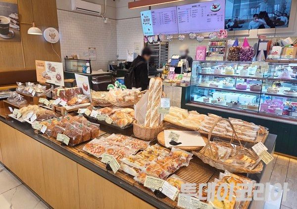 ▲ ▲&nbsp; 뚜레쥬르가 일부 제품 가격을 인하한다고 밝힌 가운데 28일 오후 서울 시내 한 매장서 소비자들이 빵을 둘러보고 있다. 사진=투데이코리아