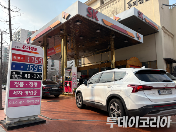 ▲ 미국과 이스라엘의 이란 공습에 따른 중동 정세 불안 여파로 국내 주유소 기름값이 가파르게 상승한 9일 서울의 한 주유소에서 주유를 하기 위해 차량들이 줄 서있다. 사진=진민석 기자