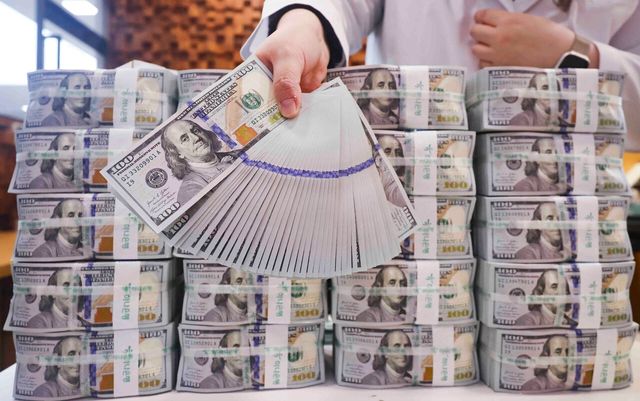 ▲ 서울 중구 하나은행 위변조대응센터에서 직원이 달러를 정리하고 있다. 사진=뉴시스