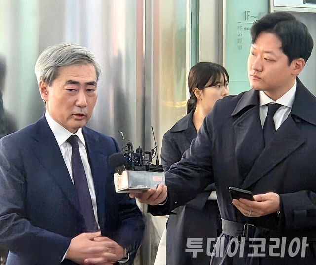 ▲ 신현송 한국은행 총재 후보자가 31일 서울 중구 한화금융플라자에 마련된 인사청문회 준비 사무실로 출근하며 취재진의 질문에 답하고 있다. 사진=투데이코리아