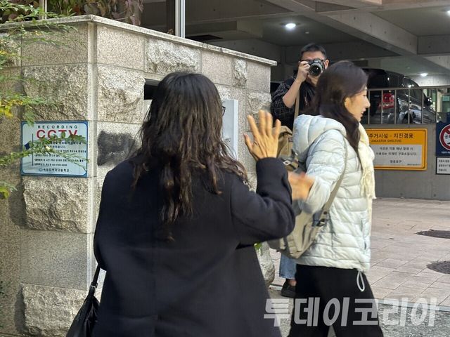 ▲ 지난해 11월 13일 2026학년도 대학수학능력시험이 치러지는 서울시교육청 13지구 제14시험장인 여의도여자고등학교 앞에서 학부모가 수험생에게 인사를 건네고 있다. 사진=투데이코리아