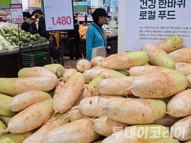 ▲ 경기도 내 한 대형마트에서 소비자가 채소를 살펴보고 있다. 사진=투데이코리아