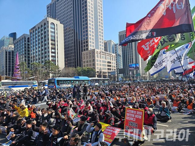 ▲ 10일 서울 세종대로 사거리에서 열린 ‘민주노총 투쟁 선포대회’에서 전국민주노동조합총연맹 조합원들이 구호를 외치고 있다. 사진=이기봉 기자