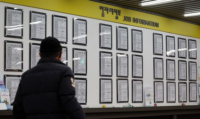 ▲ 12월 11일 오전 서울 마포구 서부고용복지플러스센터 일자리정보 게시판 앞에서 한 구직자가 일자리정보를 살펴보고 있다. 사진=뉴시스