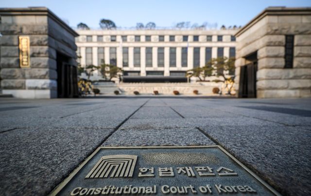 ▲ 더불어민주당 주도로 추진 중인 '재판소원 허용법'(헌법재판소법 일부개정법률안)이 국회 법제사법위원회(법사위)를 통과했다. 재판소원 허용법은 대법 상고심 등을 통해 확정된 법원 판결에 대해 헌법재판소의 결정에 반하는 취지로 재판하거나 적법 절차를 거치지 않는 등 기본권을 침해했을 시, 헌법소원심판을 청구할 수 있도록 허용하는 것이 핵심이다. 사진은 12일 서울 종로구 헌법재판소. 2026.02.12. 사진=뉴시스