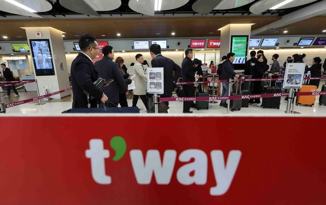 ▲ 서울 강서구 김포국제공항 국내선청사에서 여행객들이 티웨이 항공 창구에서 탑승수속을 하고 있다. 사진=뉴시스