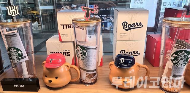 ▲ 서울 시내 스타벅스 매장에 진열된 협업 상품. 사진=투데이코리아