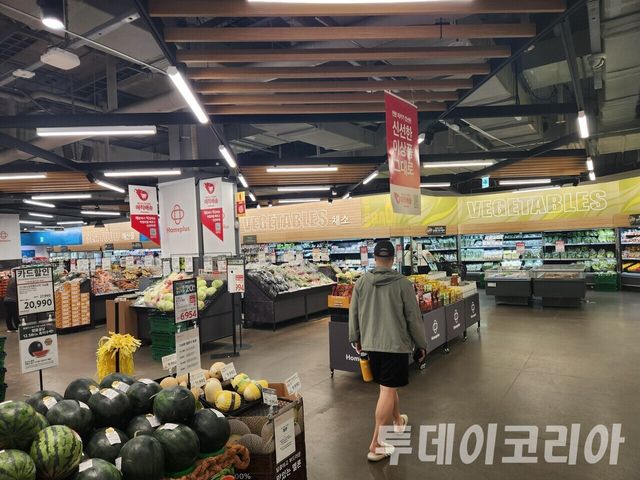 ▲ 서울 시내에 위치한 한 마트에서 소비자들이 장을 보고 있다. 사진=투데이코리아