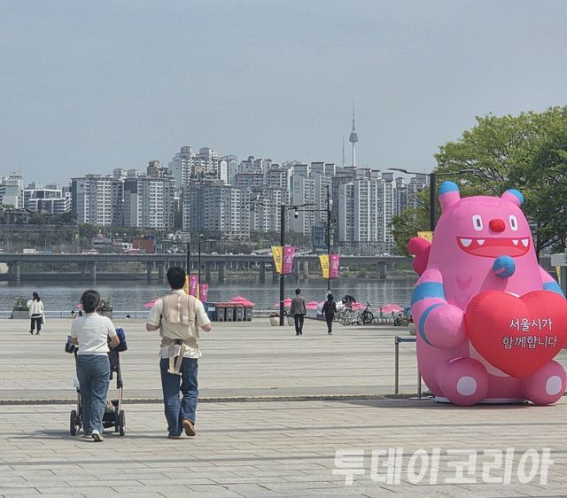 ▲ 여의도 한강 공원에서 반팔을 입은 시민들이 산책하고 있다. 사진=투데이코리아