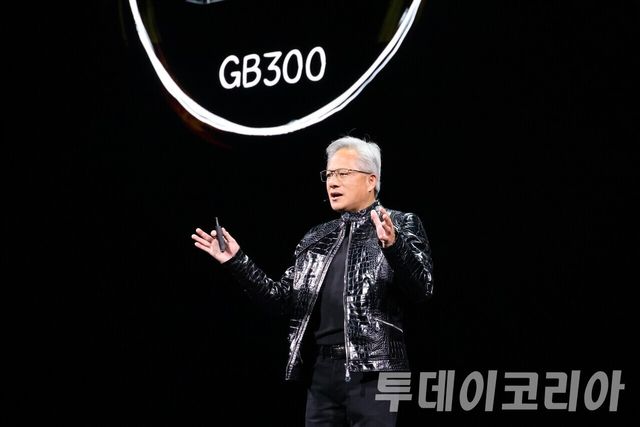 ▲ 지난 1월 5일(현지시간) 젠슨 황 엔비디아 최고경영자(CEO)가 미국 라스베이거스 퐁텐블로 호텔에서 CES 2026 기조연설을 하고 있다. 사진=진민석 기자