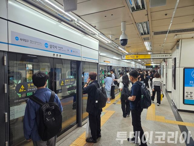 ▲ 삼각지역에서 시민들이 지하철을 기다리고 있다. 사진=투데이코리아