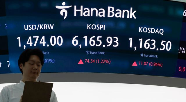 ▲ 16일 오전 서울 중구 하나은행 딜링룸 전광판에 지수가 표시 되고 있다. 사진=뉴시스