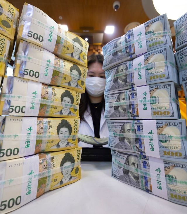 ▲ 서울 중구 하나은행 위변조대응센터에서 직원이 달러를 정리하고 있다. 사진=뉴시스