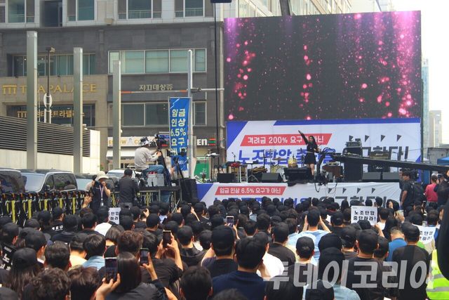 ▲ 2024년 당시 전국삼성전자노동조합(전삼노)이 서울 강남 삼성전자 서초사옥에서 단체 행동을 진행했다. 사진=투데이코리아