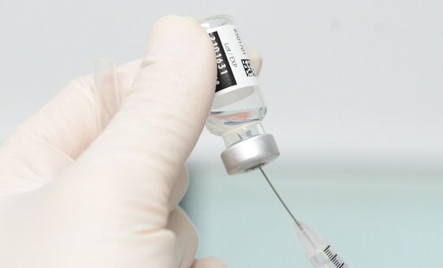 ▲ 2024년 11월 26일 오후 울산 남구보건소에서 코로나19와 인플루엔자 백신을 동시 접종을 실시하고 있다. 사진=뉴시스