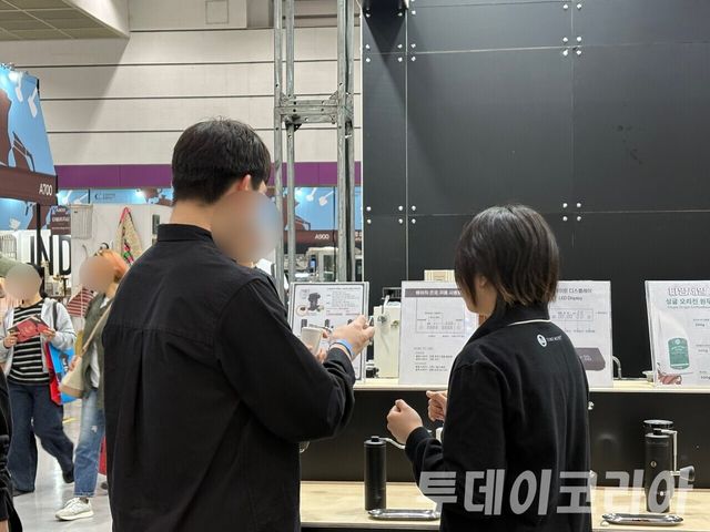 ▲ 서울커피엑스포에서 방문객들이 커피 관련 제품을 살펴보고 있다. 사진=투데이코리아