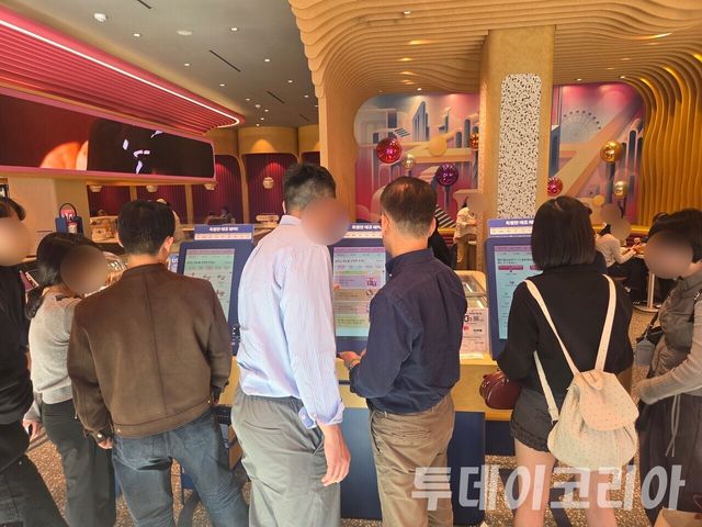 ▲ 서울 시내에 위치한 아이스크림 매장에서 시민들이 아이스크림을 구매하고 있다. 사진=투데이코리아