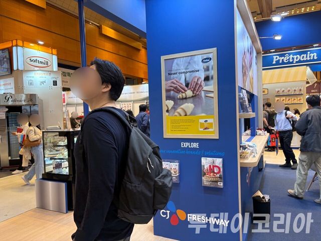 ▲ 베이커리페어에 마련된 CJ프레시웨이 부스 앞을 방문객들이 지나가고 있다. 사진=투데이코리아