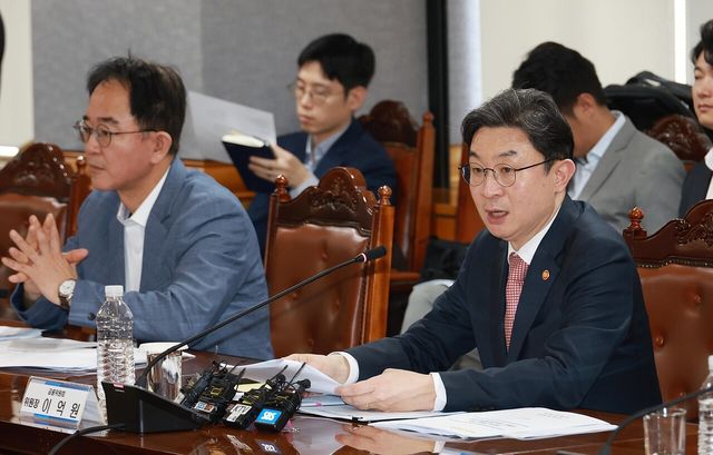 ▲ 이억원 금융위원장이 16일 오후 서울 중구 은행회관에서 열린 제5차 생산적 금융 대전환 회의에서 발언하고 있다. 사진=금융위원회