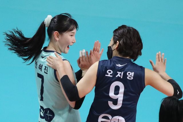 ▲ 도드람 2021-2022 V리그 GS칼텍스와 KGC인삼공사의 경기, GS칼텍스 안혜진과 오지영이 공격 성공 후 기뻐하고 있다. 사진=뉴시스