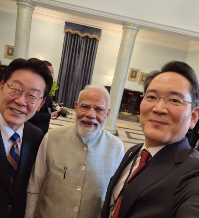 ▲ 이재용 삼성전자 회장이 20일 인도에서 이재명 대통령, 나렌드라 모디 인도 총리와 함께 셀카를 촬영하고 있다. 사진=삼성전자 뉴스룸 인스타그램 계정 갈무리