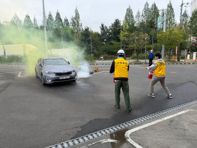 ▲&nbsp;서울시농수산식품공사 강서지사가 20일 강서소방서와 함께 전기차 화재 대응 합동훈련을 실시했다. 사진=서울시농수산식품공사