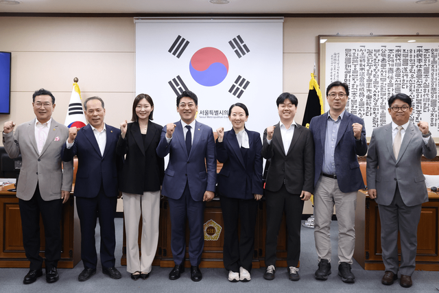 ▲ 서울특별시의회 규제개혁 특별위원회 위원들이 회의에서 기념촬영을 하고 있다. 사진=서울시의회