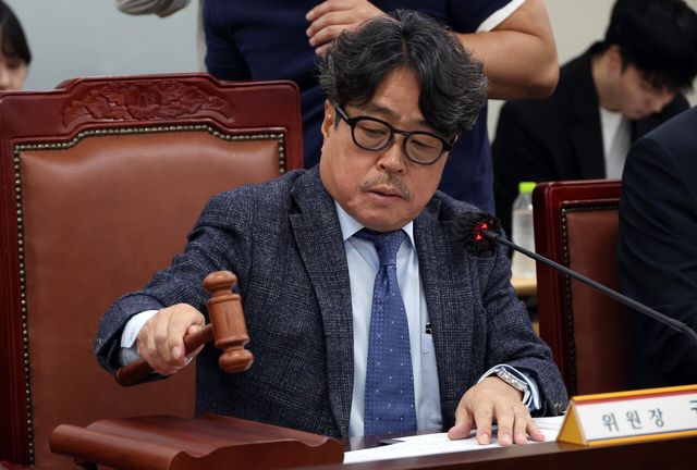 ▲ 권순원 최저임금위원장이 21일 세종시 정부세종청사에서 열린 최저임금위 1차 전원회의에서 회의 시작을 선언하고 있다. 사진=뉴시스